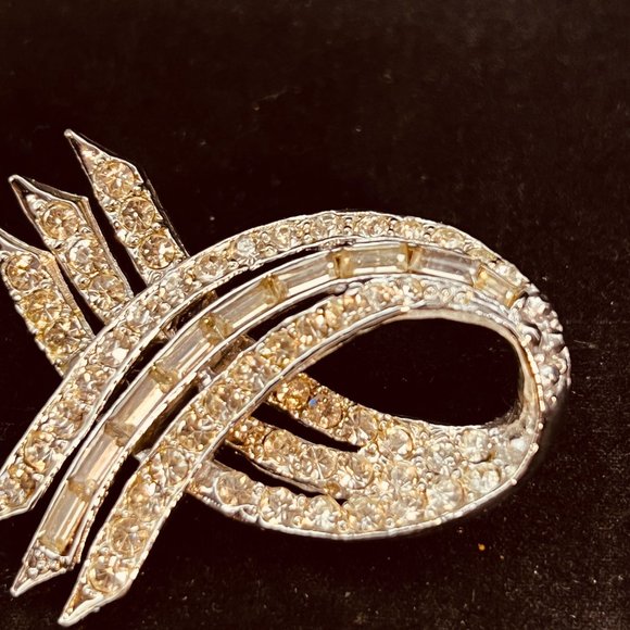 Vintage Silver Tone, Round And Baguette Clear Rhinestones Ribbon Brooch (3810) - Picture 5 of 7